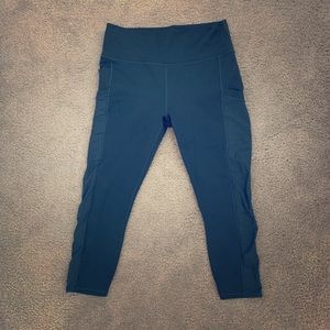 Workout capris with side mesh pockets
